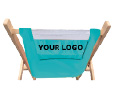 Logochair aus Holz mit hellblauen Bezug auf Seite Doppelliegestuhl
