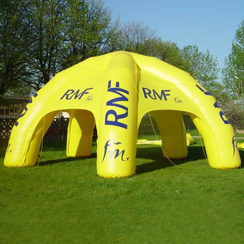 gelbes aufblasbares Zelt 4x4 mit RMF Logo