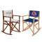 Schaukelstuhl aus Holz mit blauem Stoff und Columbia Logo