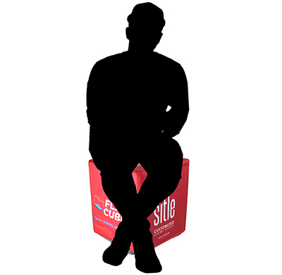 Skizze von Mensch der auf faltbarem und bedrucktem Sitzwürfel in rot sitzt
