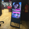 digitaler Kundenstopper mit Werbung für Haarpflegeprodukte