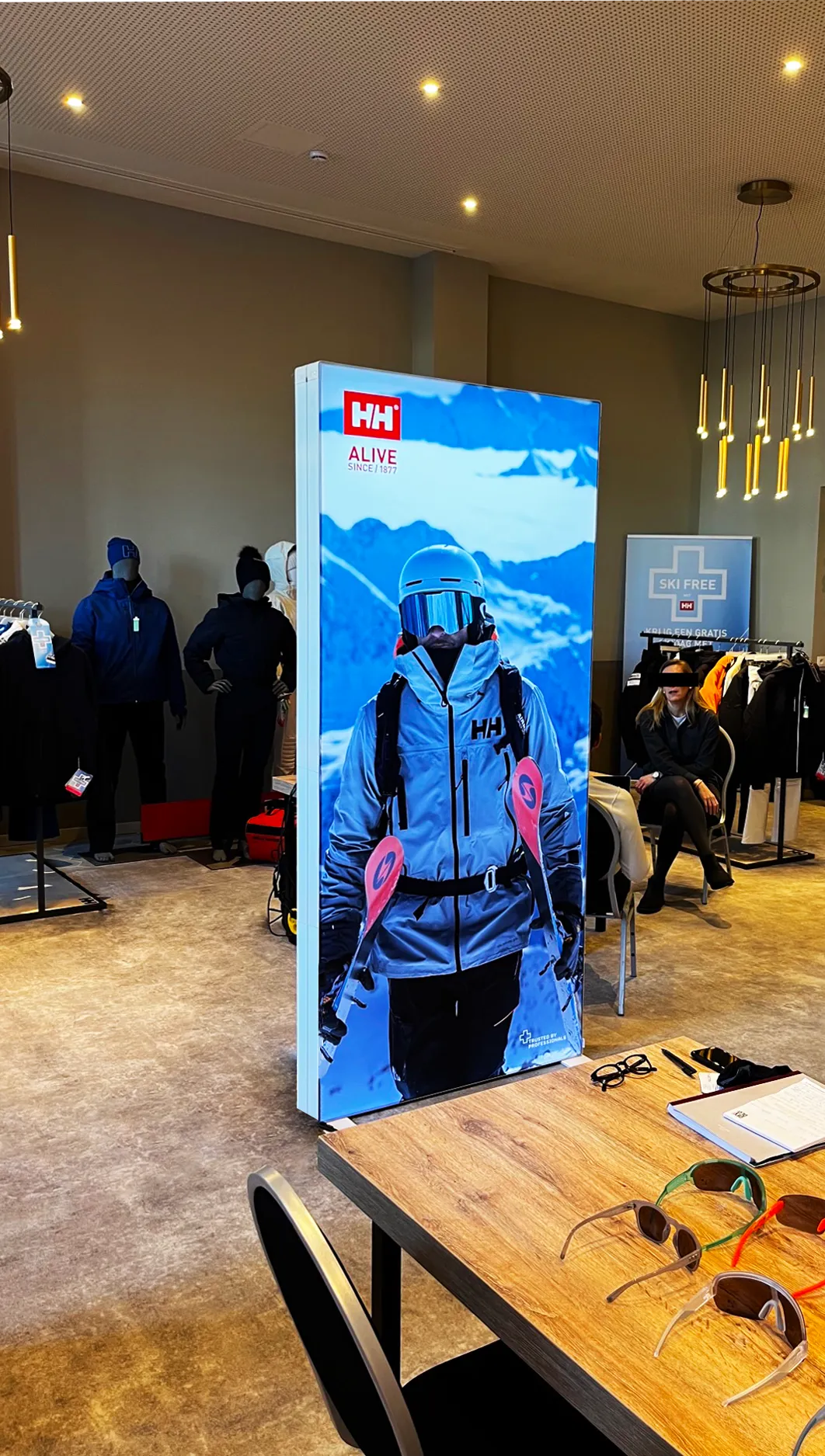 led_Messewand-Helly-Hansen