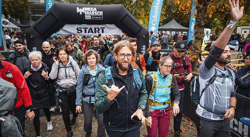 Telnehmer des Megamarsch-Events in Schaffhausen. Startbogen von BAS-Innovation