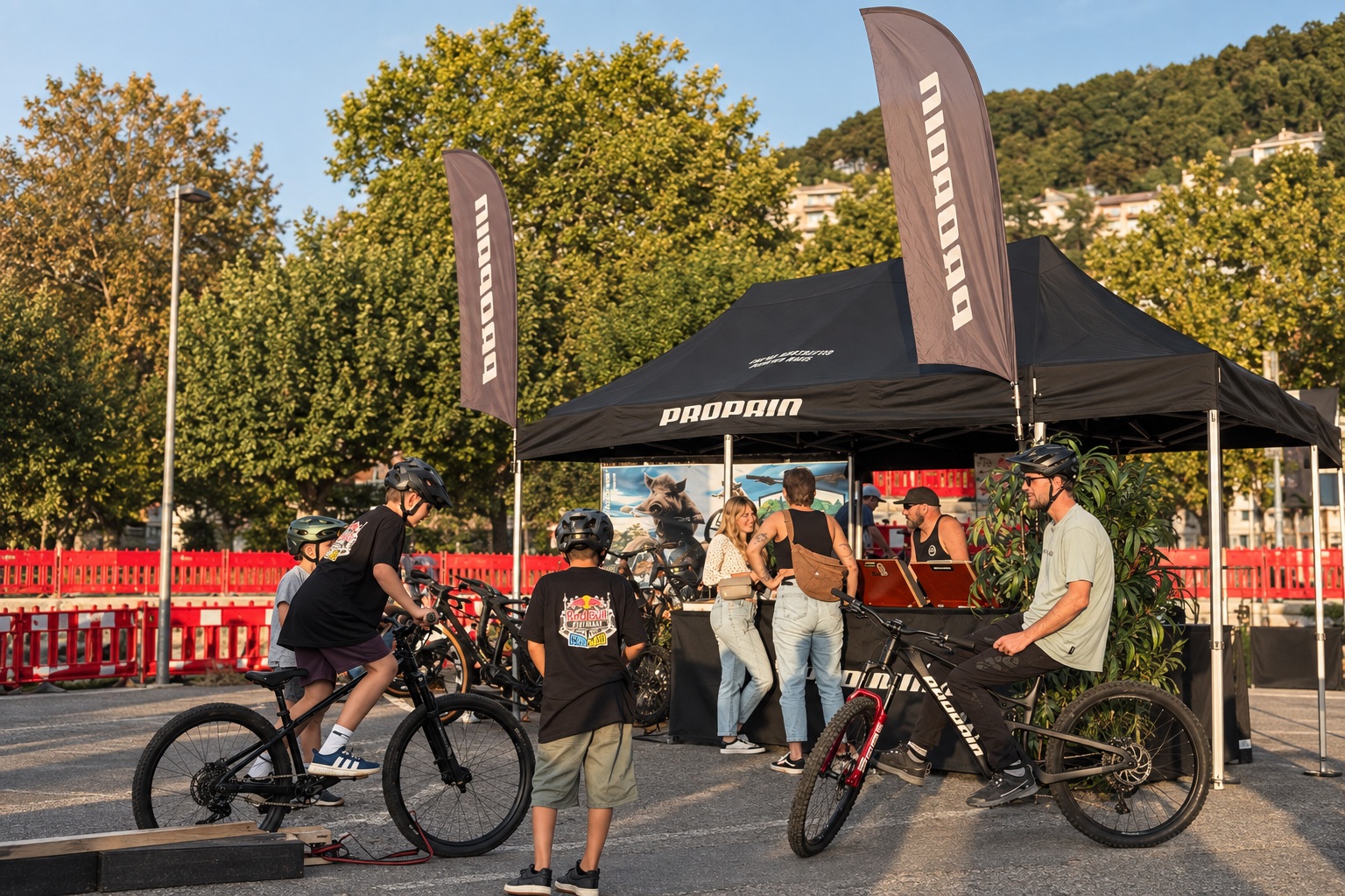 Besucher und Bikes unter dem PROPAIN-Zeltdach