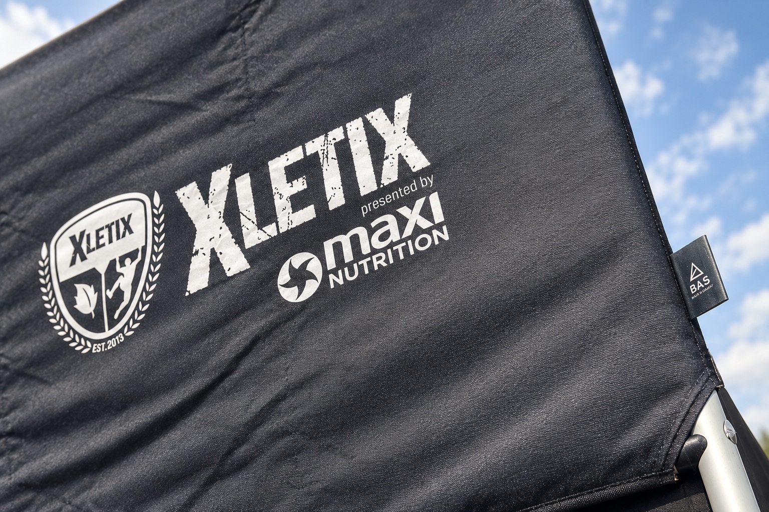 Detail eines bedruckten XLETIX-Zeltdachs mit BAS-Kennzeichnung
