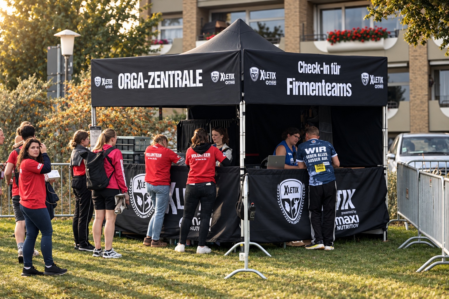Helferteam unter dem schwarzen Zelt mit der Aufschrift ORGA-ZENTRALE