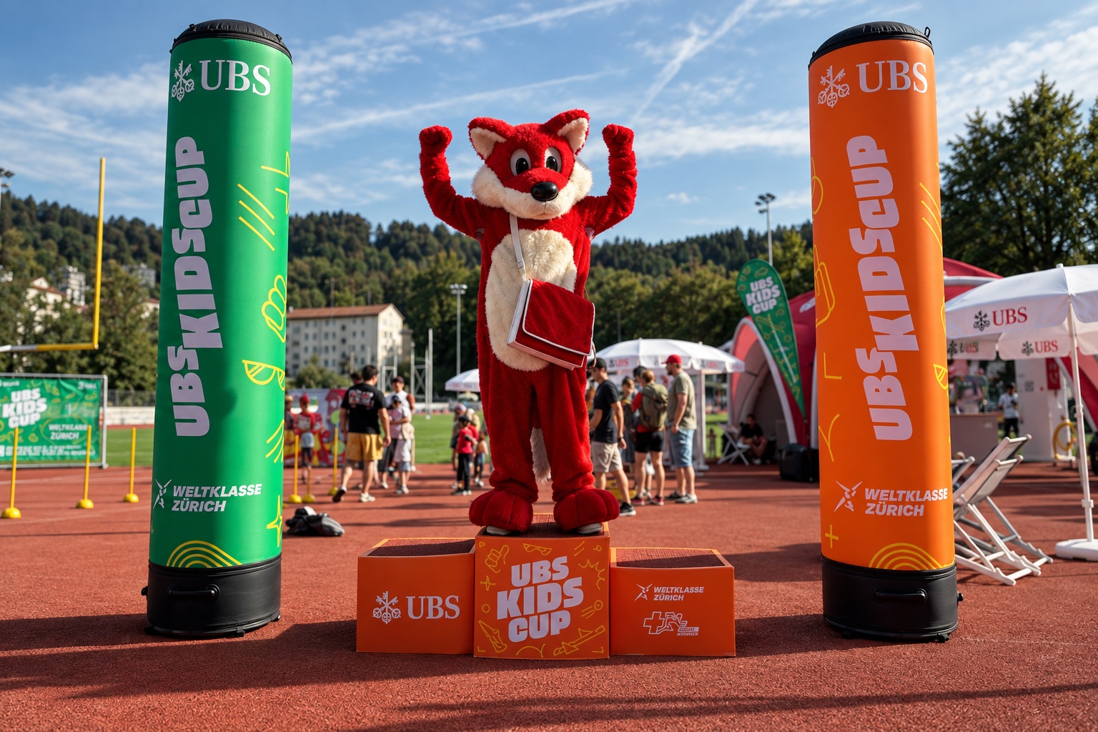 Maskottchen auf orangefarbenem Podest zwischen UBS-Kids-Cup-Säulen