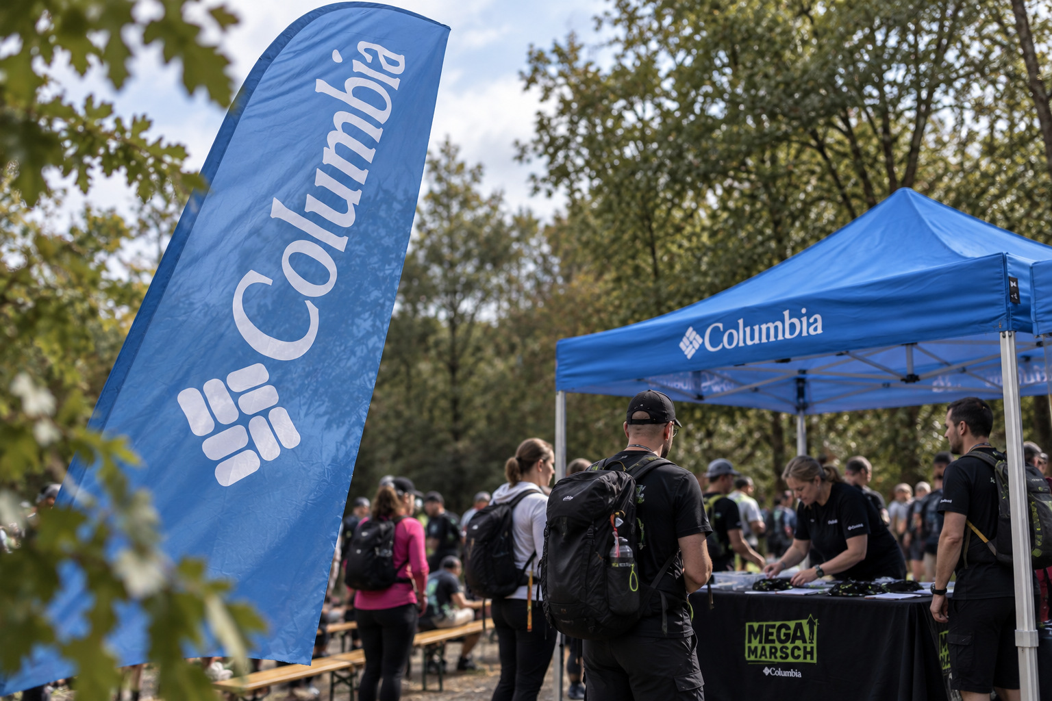 Columbia-Beachflag am Faltzelt beim Megamarsch Köln 2026